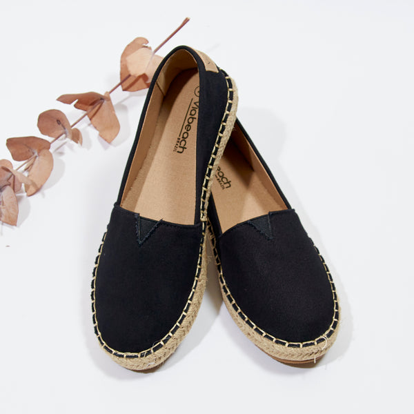 The art of chic simplicity - stand out with espadrilles and minimalism